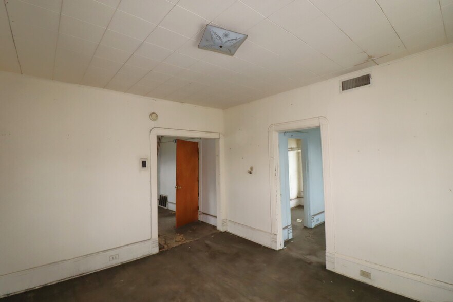 More Photos Of 522 Sanborn Ave, Ashland Storefront Retail Residential For Sale