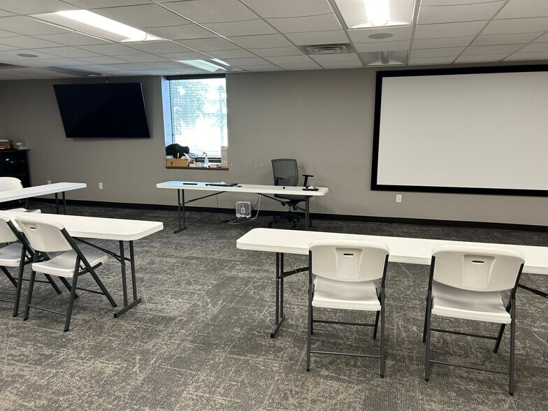 More Photos Of 302 S Bluemound Dr, Appleton Office For Sale