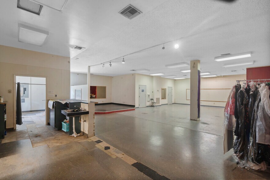 More Photos Of 2180 Northwest Blvd, Newton Medical For Sale