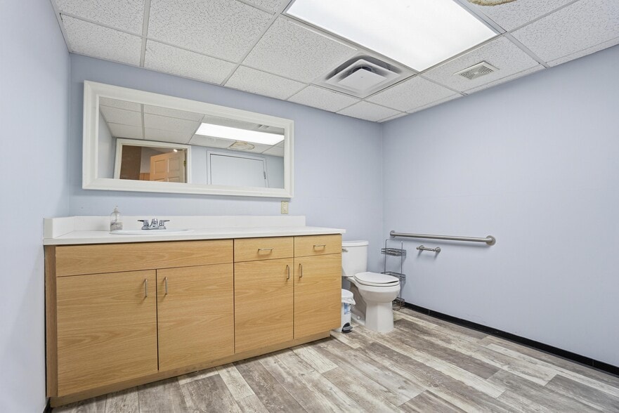 More Photos Of 546 Brehl Ave, Columbus Showroom For Lease
