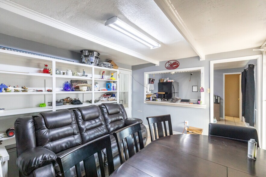 More Photos Of 711 S 3rd Ave, Munday Warehouse For Sale