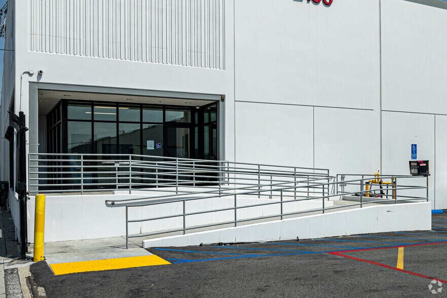 More Photos Of 2100 E 49th St, Vernon Warehouse For Lease