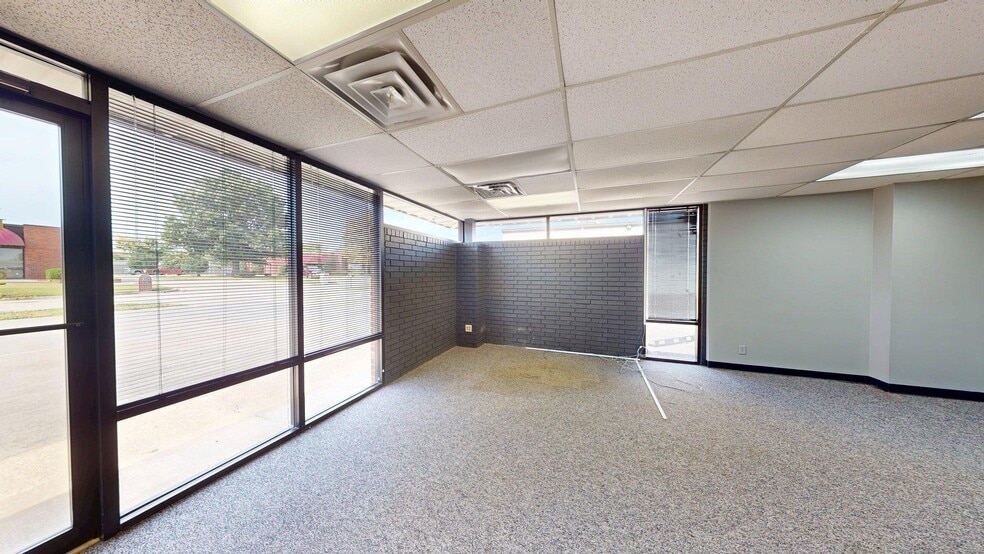 More Photos Of 2109 N Yellowood Ave, Broken Arrow Light Distribution For Lease