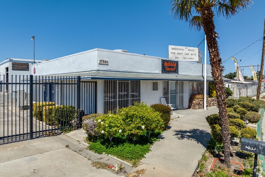 More Photos Of 37925 6th St E, Palmdale Warehouse For Lease