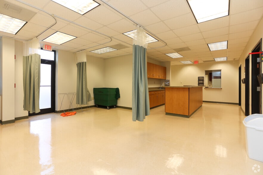 More Photos Of 10320 Mallard Creek Rd, Charlotte Unknown For Lease