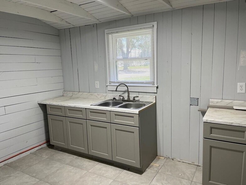 More Photos Of 1007 Meyer St, Sealy Multifamily For Sale