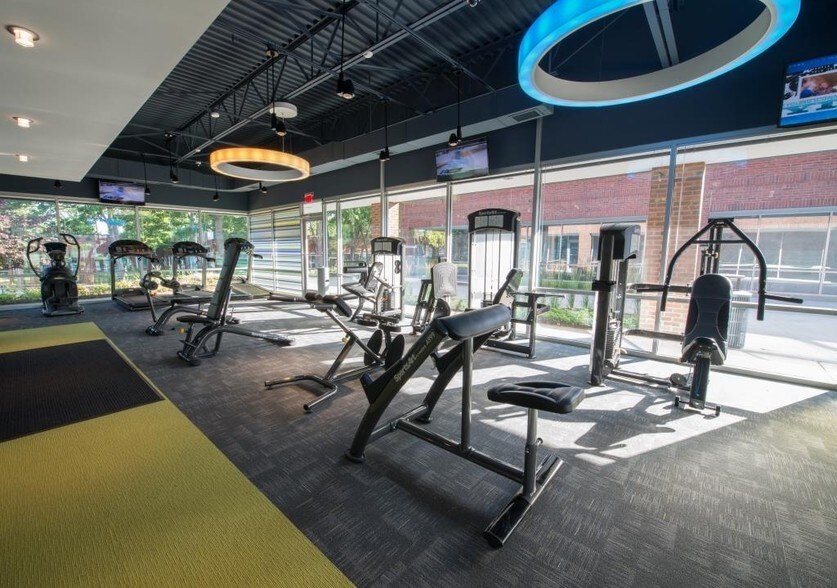 More Photos Of 301 McCullough Dr, Charlotte Unknown For Lease