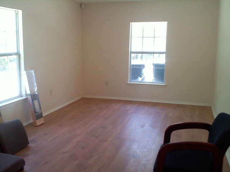 More Photos Of 1712 N Interstate 35, San Marcos Office For Sale