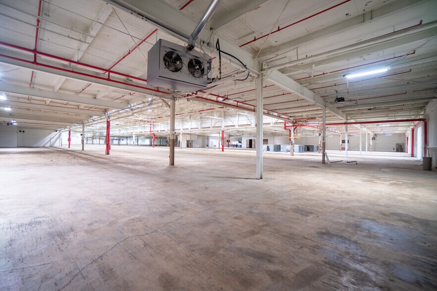 More Photos Of 4041 N Richards St, Milwaukee Manufacturing For Lease