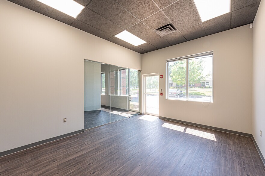 More Photos Of 5501 Pinnacle Point Dr, Rogers Office For Lease