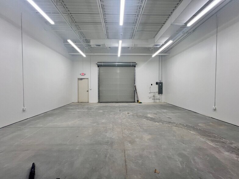 More Photos Of 11602 Lake Underhill Rd, Orlando Flex For Lease