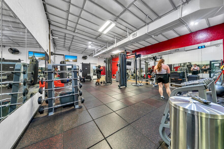 More Photos Of 2500 S Ferdon Blvd, Crestview Storefront For Lease