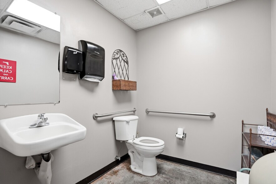 More Photos Of 6190 Parkway North Dr, Cumming Light Distribution For Sale