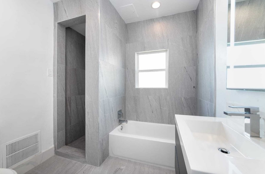 More Photos Of 1032 S Orange Dr, Los Angeles Apartments For Sale