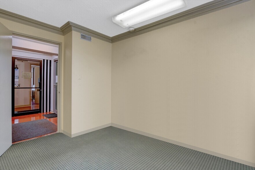 More Photos Of 255 Montreal Rd, Ottawa Storefront Retail Office For Lease