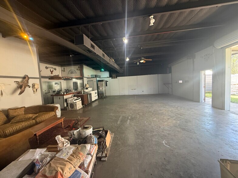 More Photos Of 8212 N State Highway 19, Trinity Showroom For Lease