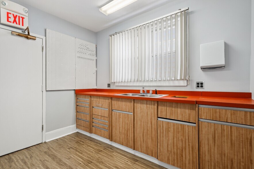 More Photos Of 586 Livingston Ave, North Brunswick Office For Sale