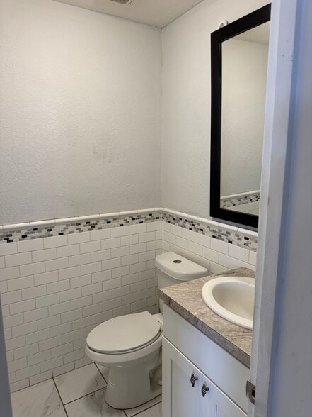 More Photos Of 1201 W Main St, Leesburg Service For Lease