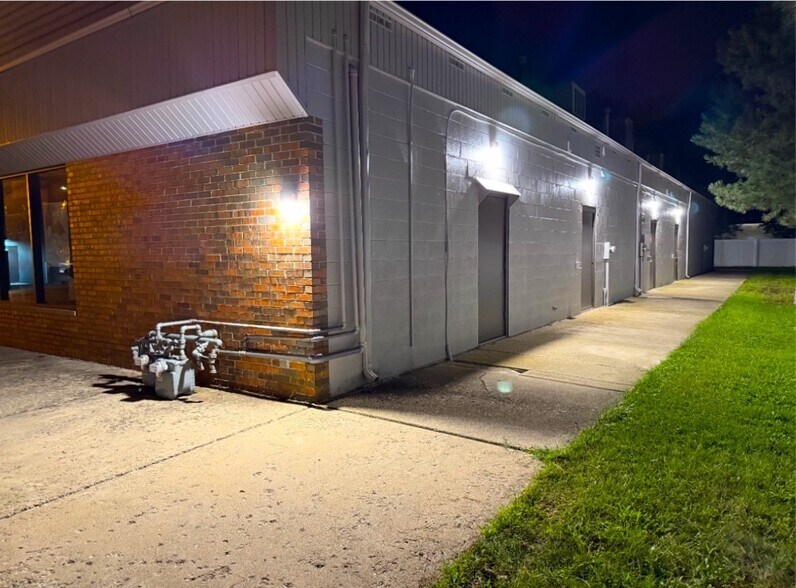 More Photos Of 32 Foxcroft Rd, Naperville General Retail For Lease