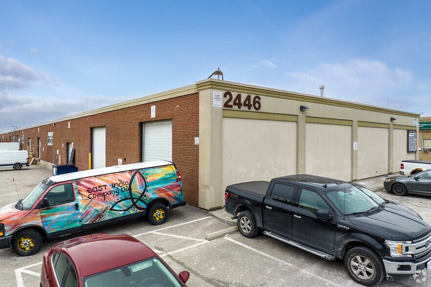 More Photos Of 2446 Cawthra Rd, Mississauga Flex For Lease