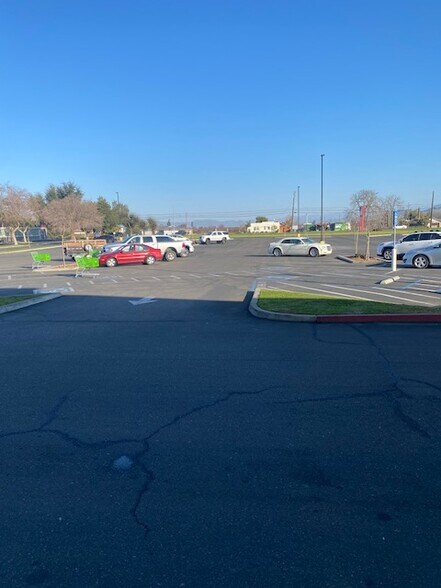 More Photos Of 2270 E El Monte Way, Dinuba Storefront For Lease