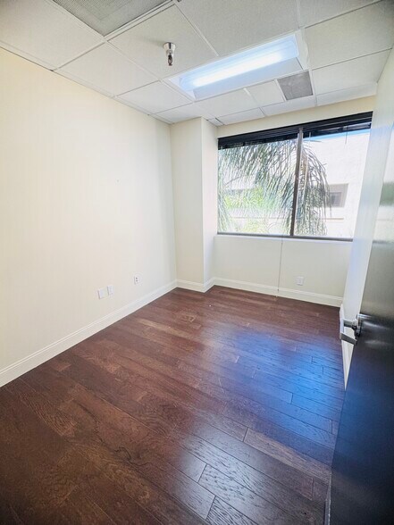 More Photos Of 21731 Ventura Blvd, Woodland Hills Medical For Lease