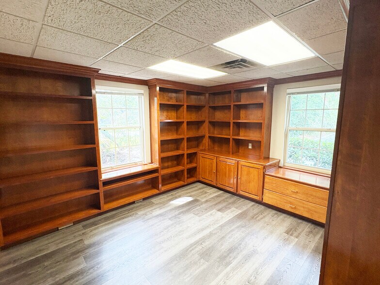 More Photos Of 3840 Williamsburg Park Blvd, Jacksonville Office For Sale