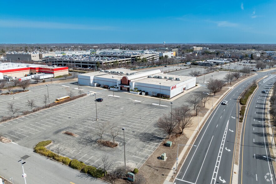 More Photos Of 1025 Corporate Dr, Westbury Movie Theatre For Lease