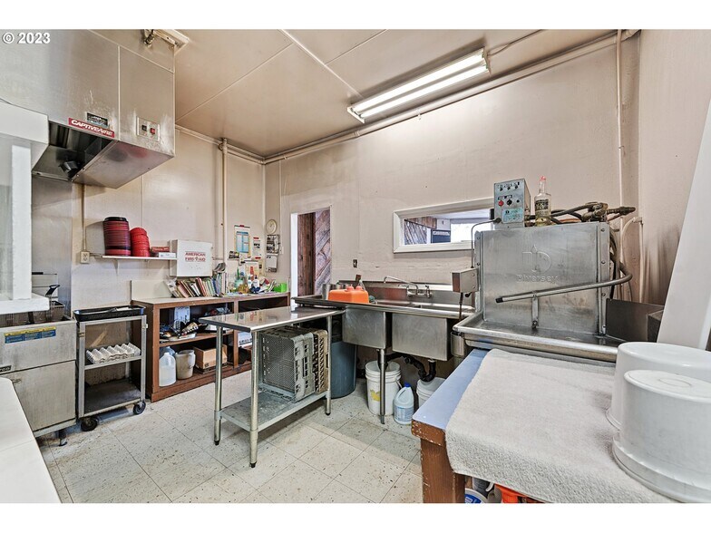 More Photos Of 105 N Main St, Halfway Restaurant For Sale