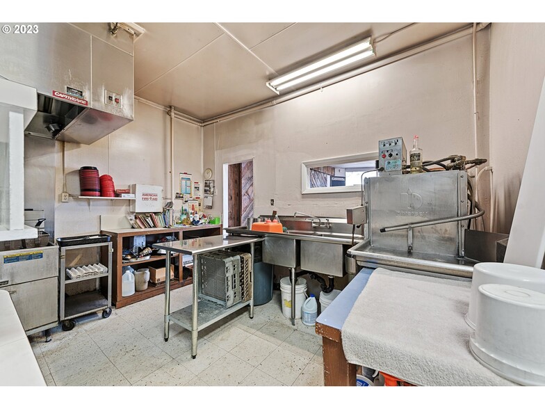 More Photos Of 105 N Main St, Halfway Restaurant For Sale