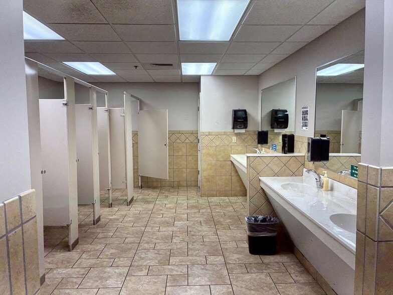 More Photos Of 125 Broadway Ave, Oak Ridge Office For Sale