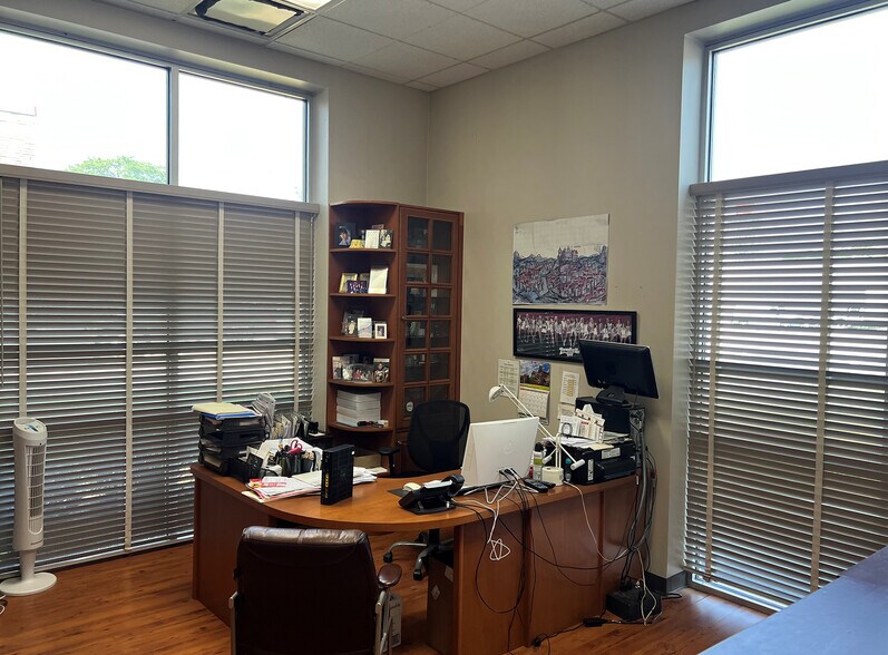 More Photos Of 2480-2490 S Wolf Rd, Des Plaines Manufacturing For Sale