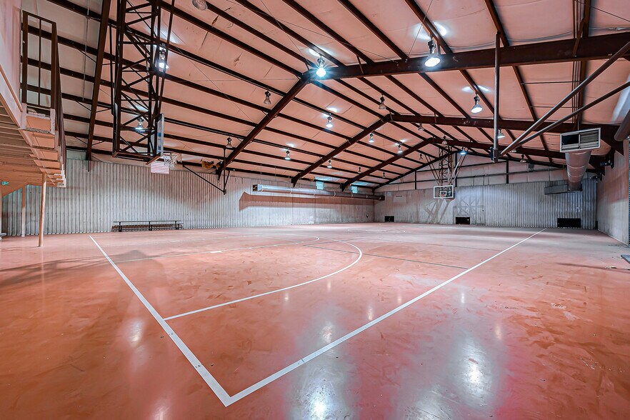 More Photos Of 2202 Lone Oak Rd, Houston Health Club For Lease