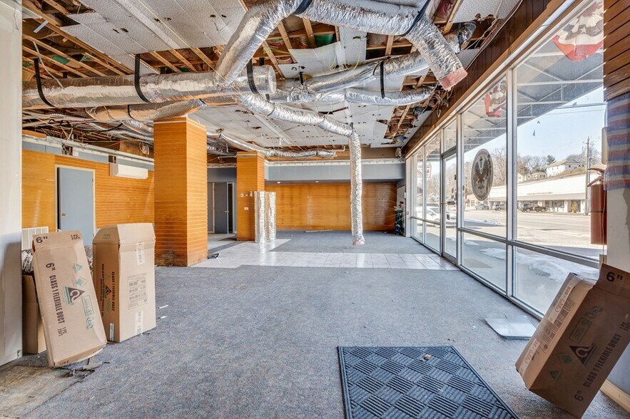 More Photos Of 560 W Main St, Abingdon Storefront For Lease