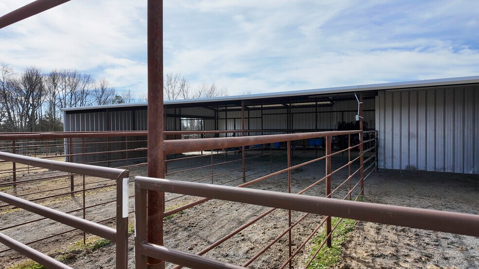 More Photos Of 99 Stacks Dr, Damascus Horse Stables For Sale