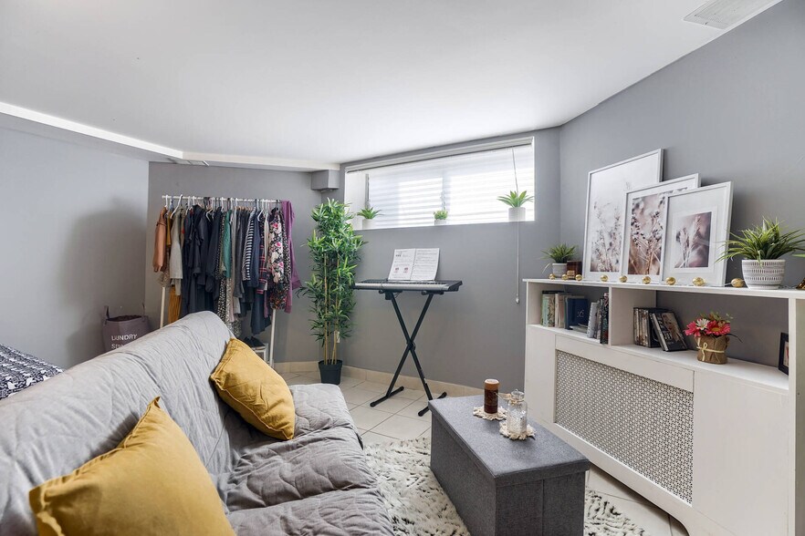 More Photos Of 4 Oriole Gdns, Toronto Apartments For Sale