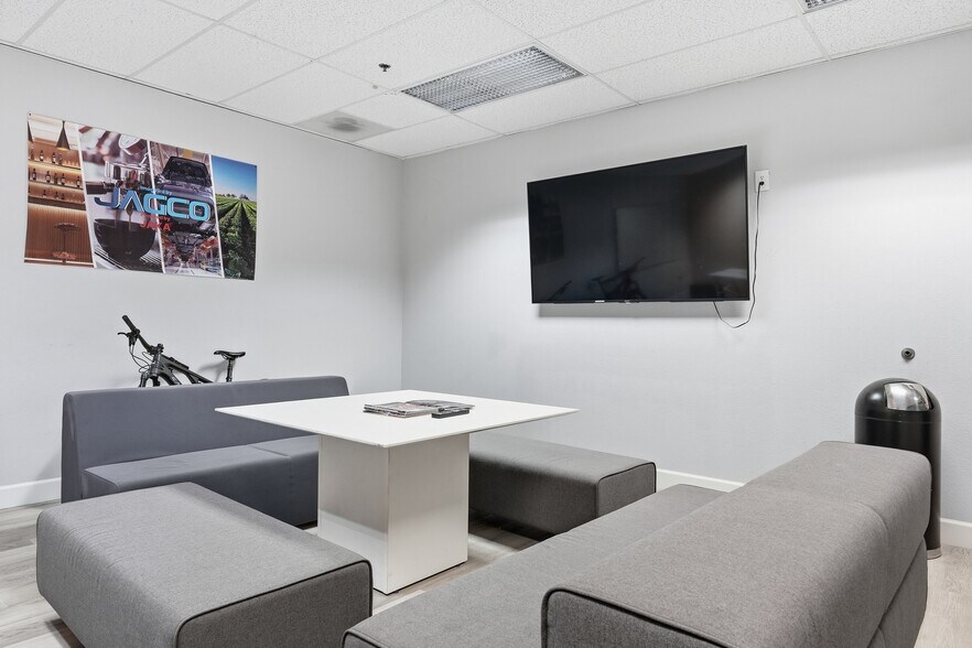 More Photos Of 3401 E Harbour Dr, Phoenix Light Manufacturing For Lease