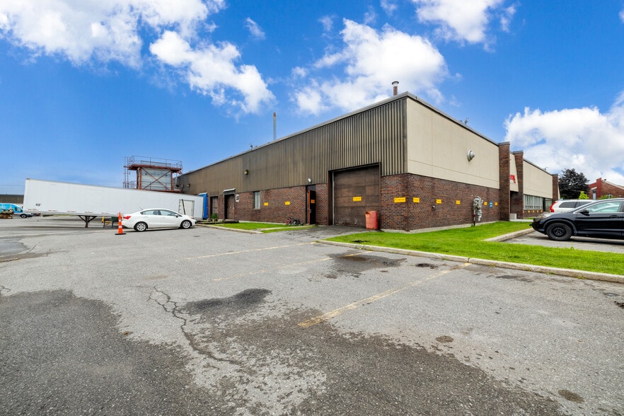 More Photos Of 16791-16821 Boul Hymus, Kirkland Warehouse For Lease