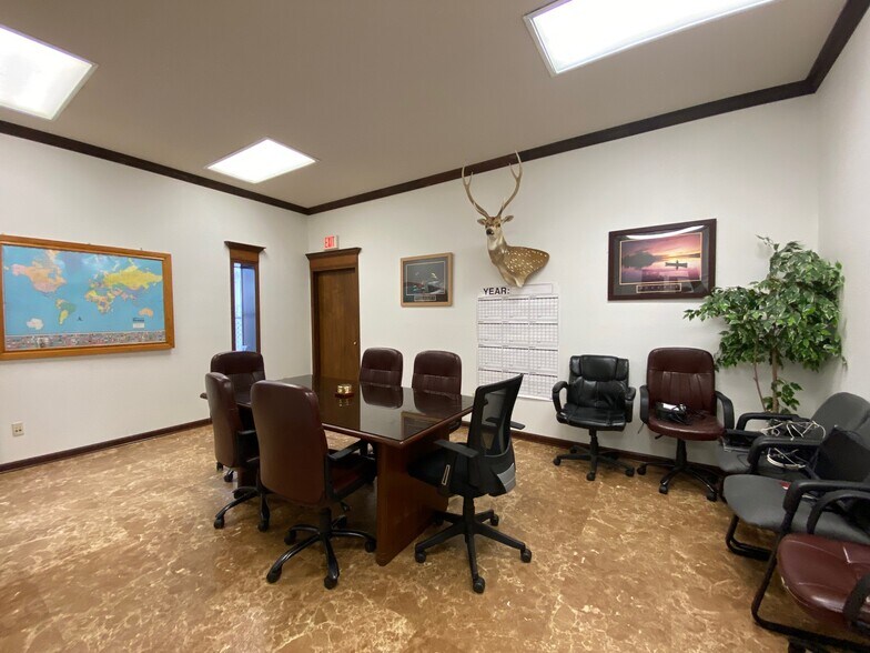 More Photos Of 4950 Washington Blvd, Beaumont Light Manufacturing For Sale