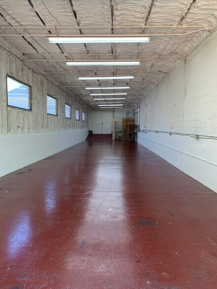 More Photos Of 334 N Clarendon Ave, Scottdale Warehouse For Lease