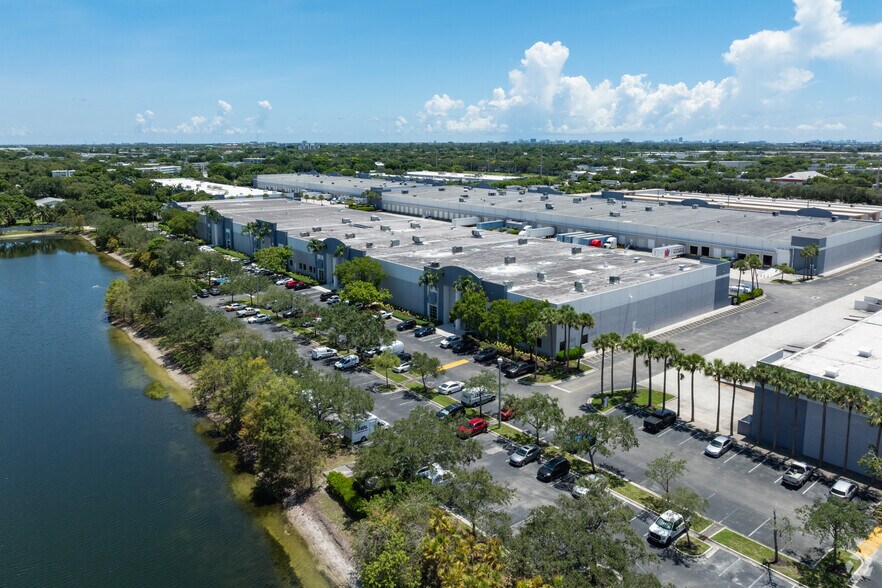 More Photos Of 720 S Powerline Rd, Deerfield Beach Warehouse For Lease