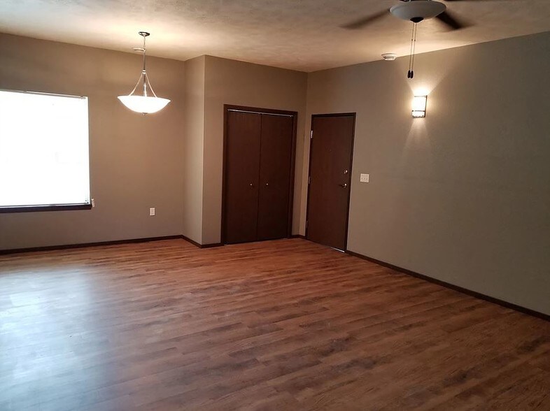 More Photos Of 804-810 Ruud Ln, Hartford Apartments For Sale