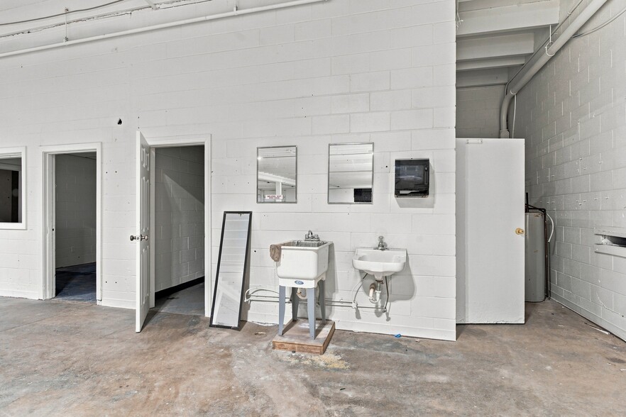 More Photos Of 6115 Robertson Ave, Nashville Warehouse For Lease