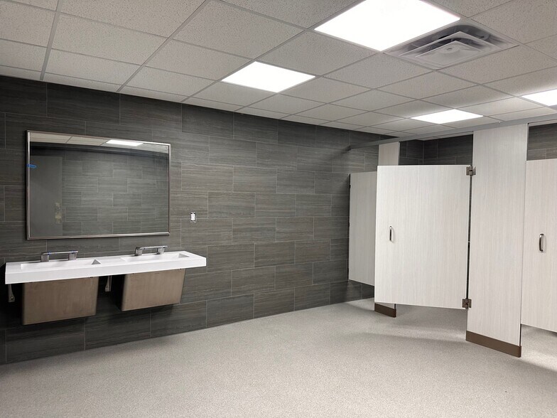 More Photos Of 2510 Lipan St, Corpus Christi Distribution For Sale