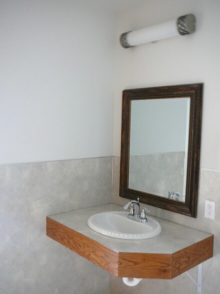 More Photos Of 161 SE Barrington Dr, Oak Harbor Office For Lease