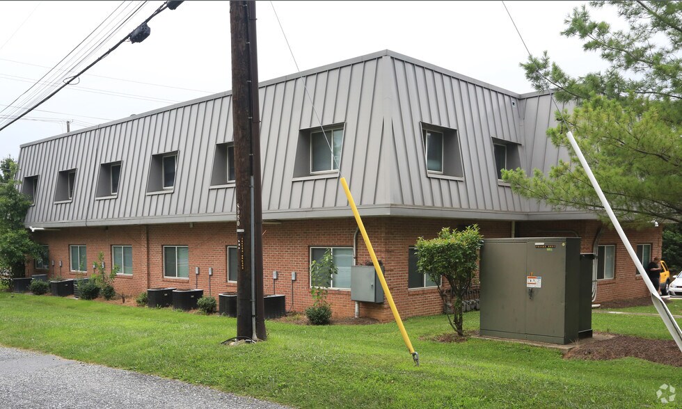 More Photos Of 18401-18403 Woodfield Rd, Gaithersburg Office For Lease