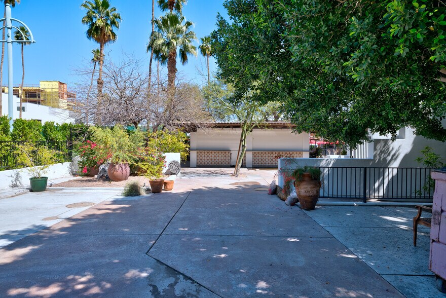 More Photos Of 369 N Palm Canyon Dr, Palm Springs Restaurant For Lease