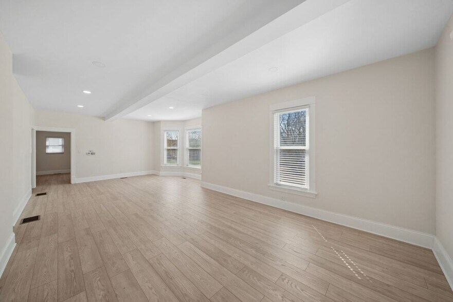 More Photos Of 323 S Hale St, Wheaton Office Residential For Sale