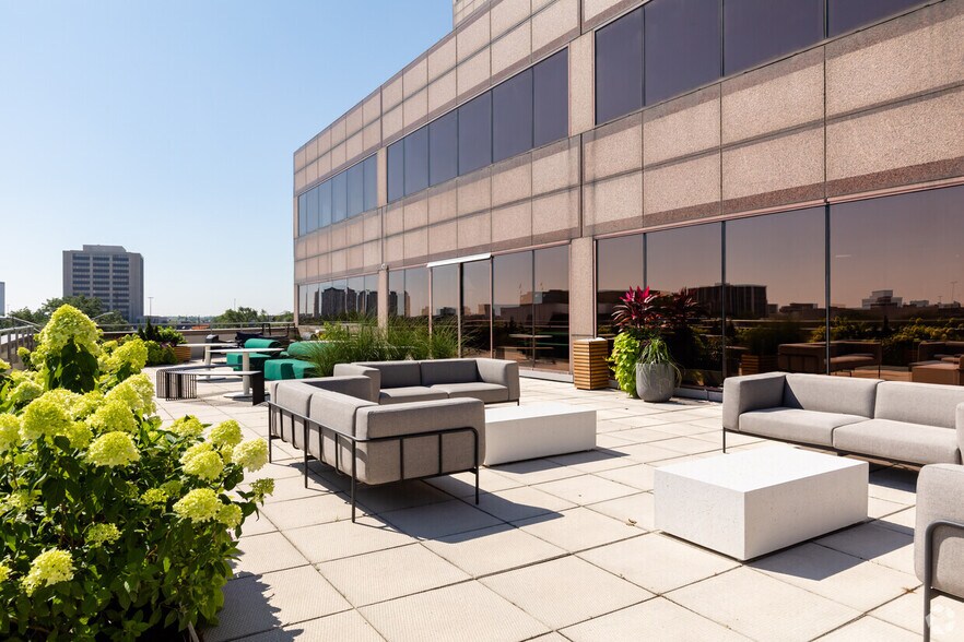 More Photos Of 1 Mid America Plz, Oakbrook Terrace Office For Lease