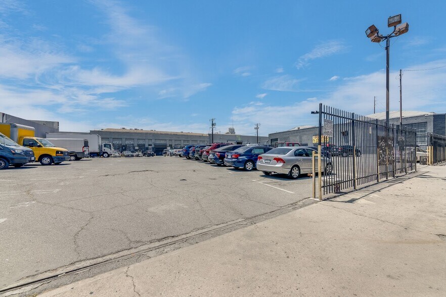 More Photos Of 2023-2043 S Santa Fe Ave, Los Angeles Unknown For Lease